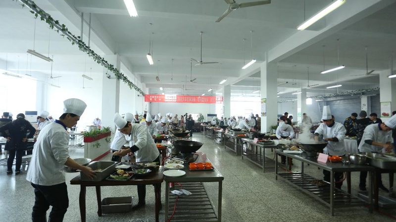 在考虑价格因素时，要注意性价比。以下是一些建议：